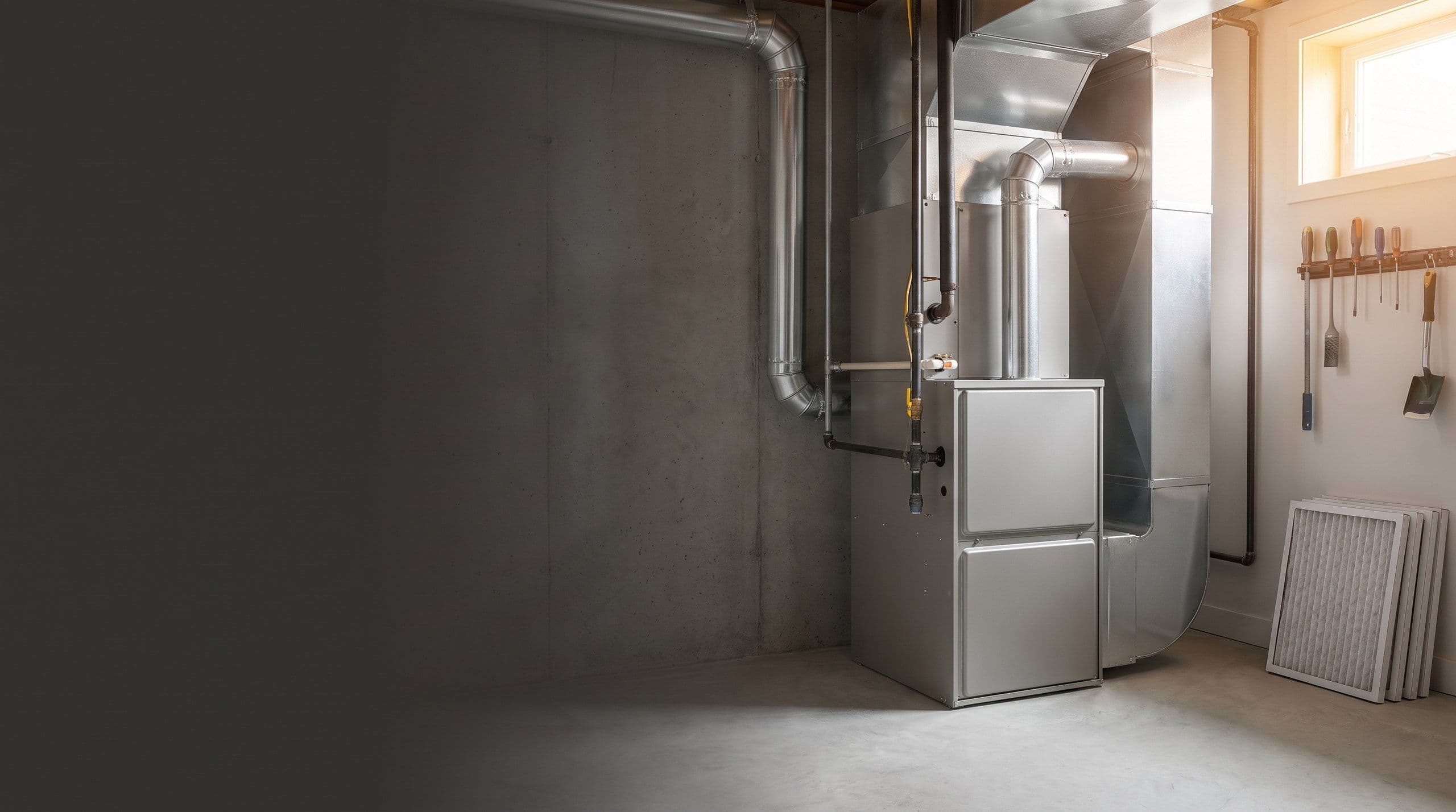 Une fournaise et ses conduits au sous-sol, du type remplacé lors d’une conversion à l’électricité