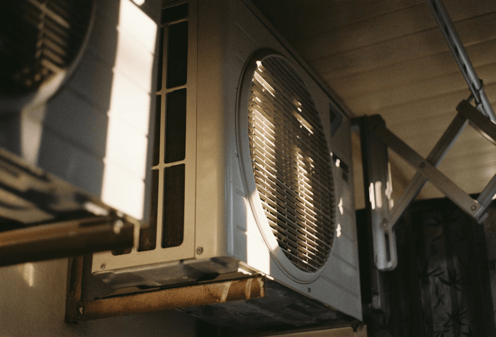 Gros plan sur le serpentin et le ventilateur d’une unité extérieure de thermopompe